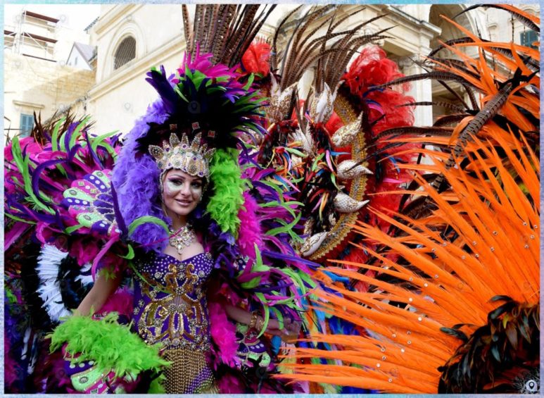 Carnevale di Malta, ballerina brasiliana in abiti viola