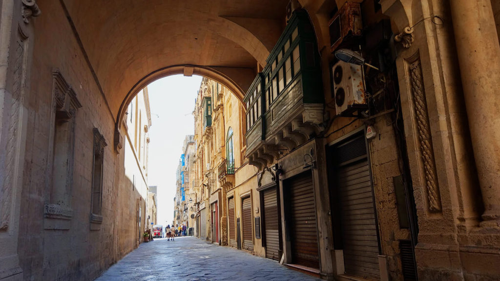 Valletta-Malta_vicolo sotto il portico maltese