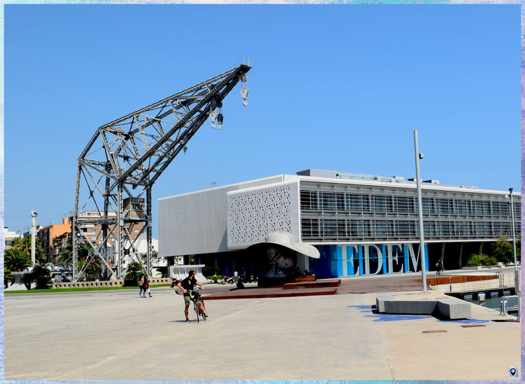 Marina di Valencia: l'Antigua Gruía Protegida e monumento donna con cappello