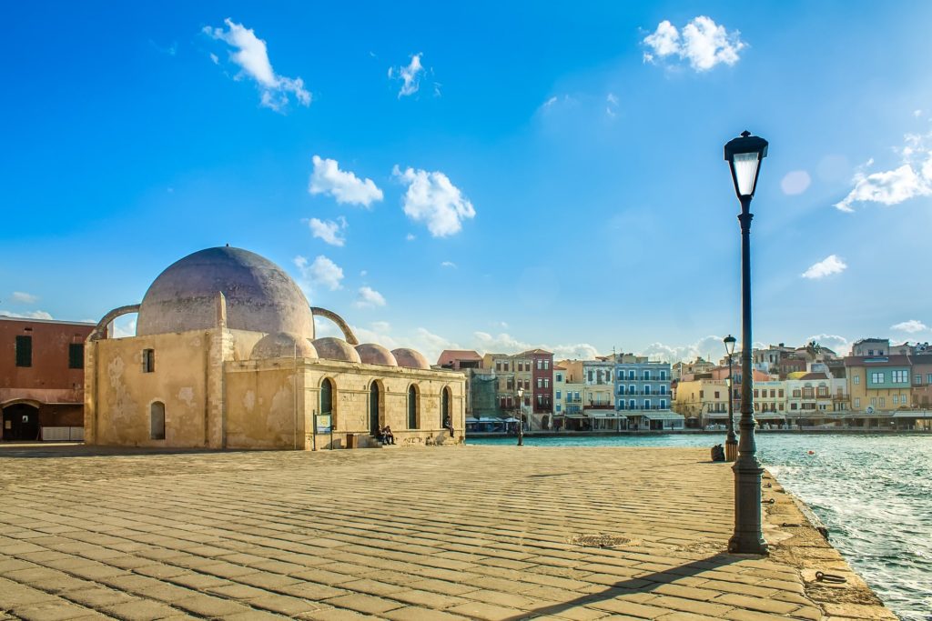 Cosa fare a Chania, Creta - centro storico di Chania con il vecchio porto Veneziano e la moschea Giali Tzamisi