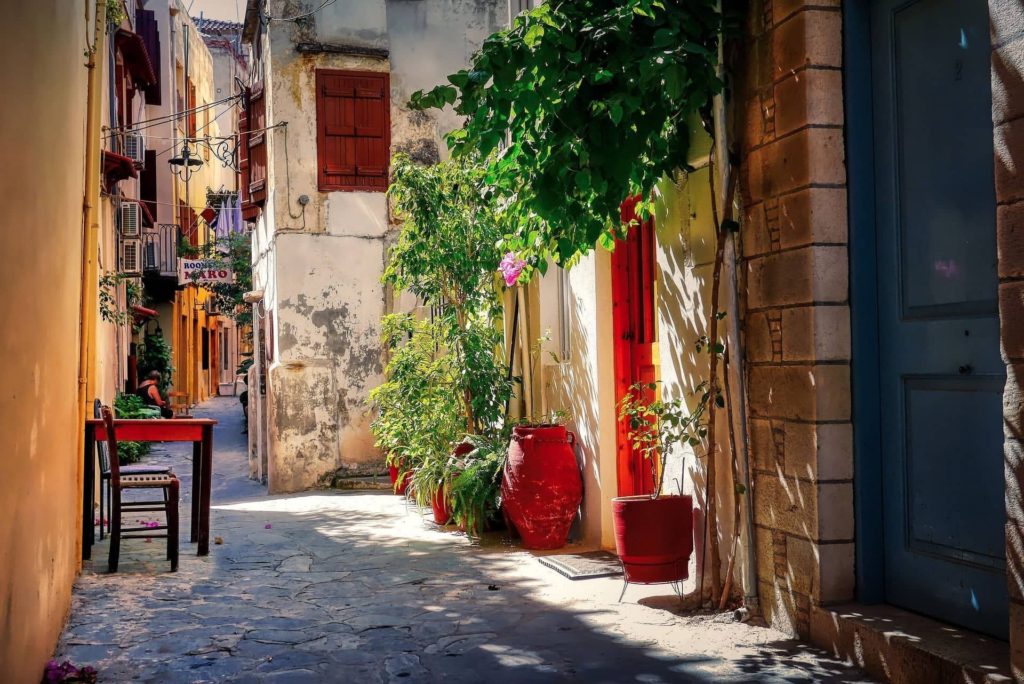 Cosa fare a Chania, Creta - tipica via di Chania con porta rossa e buganville