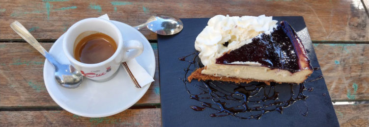 Cosa vedere a Tarifa in un giorno, caffè a Casa Babel