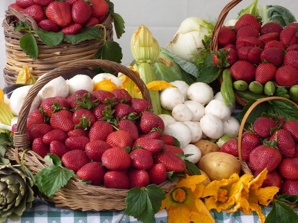 Festival delle fragole di Mġarr, tavolo imbandito di fragole a Mġarr