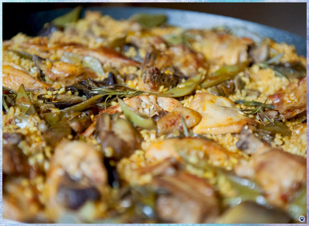 La paella Valenciana è con pollo o coniglio, verdure e riso